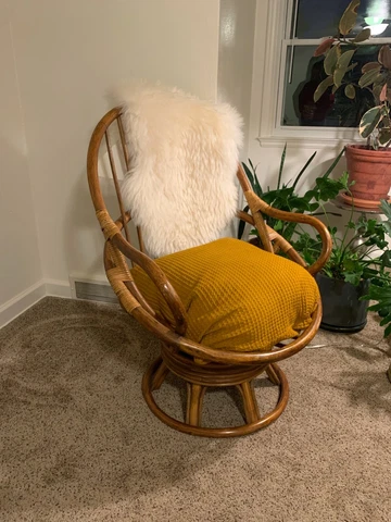 vintage rattan swivel chair - in great condition! Cover