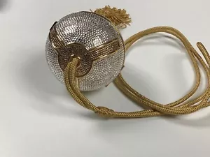 BORSA DA SERA JUDITH LEIBER SWAROVSKI SFERA CRISTALLO MINAUDIERE CON NAPPA ORO - Foto 1 di 7