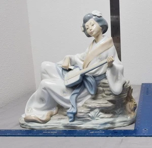 Nao Lladro ORIENTAL MELODY Geisha Girl Playing Shamisen #227 - Broken Instrument - Picture 1 of 8
