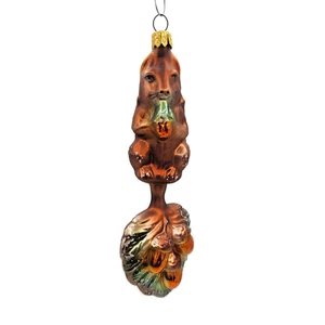 Adorno de Navidad Christopher Radko Squirrelling Away Squirrel Nuts 94-039-1 - Imagen 1 de 8