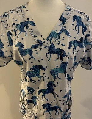 Blusa Médica Carhartt con Patrón de Caballo para Mujer Talla Mediana  Foto 1 de 4