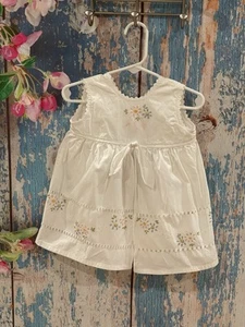 Vestido de sol de algodón bordado Willow para bebé niña con flores adjuntas - talla 12 m - Imagen 1 de 4