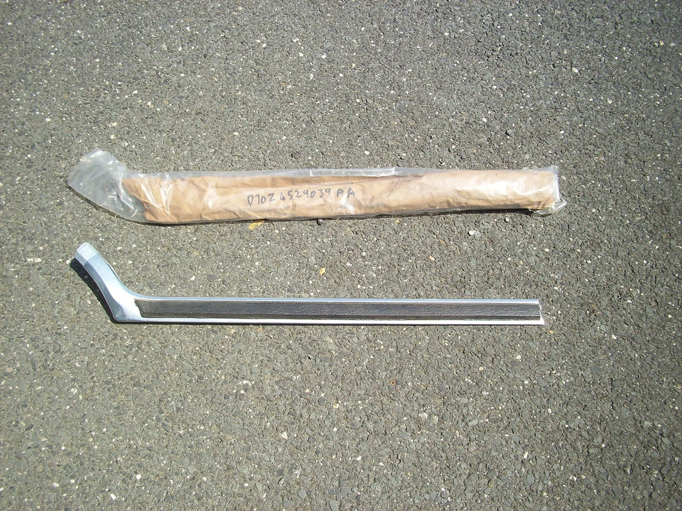 FORD LTD II 1977 1978 1979 2 PUERTAS CUARTO MOLDEADO CON INSERTO NEGRO Foto 1 de 1