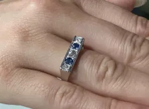 Art Deco Ring besetzt mit 3 Diamanten & 2 Saphiren in 585 Weißgold - Bild 1 von 13