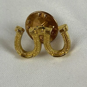 Cravatta spilla ferro di cavallo doppia testurizzata 3/4” colore oro vintage - Foto 1 di 4