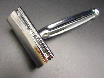 Navaja de afeitar de seguridad FEATHER No.3800 vintage inclinada jorobada principios de los años 60 RARA Y SIN USAR Foto 1 de 4