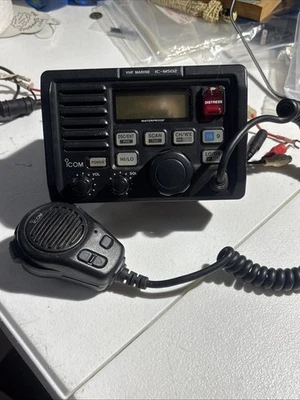 Radio VHF marina Icom IC-M502 DSC con micrófono conectado - usada - probada Foto 1 de 4