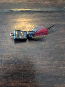 Vintage Fliegenfischen Köder kleiner Haken schwarz mit schwarzen &; roten Federn 1 Zoll lang - Bild 1 von 2