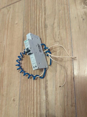 SQUARE D 20 AMP CURVE C 10kA 30mA RCBO TYPE AC KQE 120C031 , SENT FAST  - Image 1 of 4