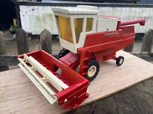 1/20 scale Ertl 400 International Harvester 915 Hydrostatic Combine harvester - Picture 1 of 6