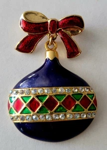 Vintage Weihnachtsschleife mit baumelndem Ornament Emaille Brosche/Anstecknadel 1,75" x 1,25" - Bild 1 von 2
