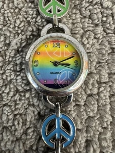 Markenlose Peace Sign Damenuhr silberfarben bunt neue Batterie - Bild 1 von 4