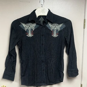 Camisa abotonada a rayas negras Roar M para hombre bordada con diseños de cruz y ala - Imagen 1 de 9