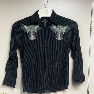 Camisa masculina Roar M listrada preta com botões bordada desenhos cruzados e de asa - Imagem 1 de 4