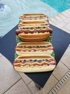 PIATTO HOT DOG WORLD BAZAR CON 3 SCOMPARTI CONDIMENTI CON COPERCHIO PER FESTE - Foto 1 di 6