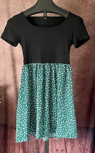 Women's Short Sleeve 2 Tone Black w/ Spring Flowers Her Casual Dress Size Small - Picture 1 of 5