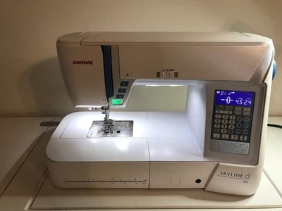 Janome Skyline S5 Sewing Machine  ( EXECLLENT CONDITION ) - Image 1 of 4
