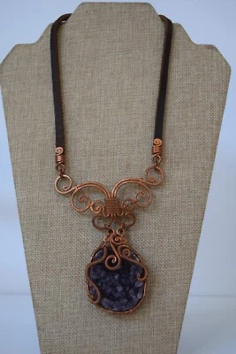 Purple Crystal, Leather Band,Copper Detailing,Statement Necklace / Fashion Piece Foto 1 de 3