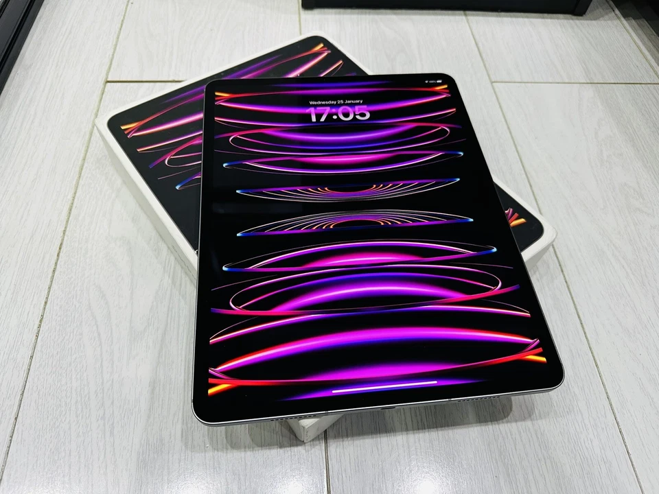 Apple iPad Pro 6th Gen 12.9" 2022 M2 - 128GB WiFi & Cellular 5G - Space Grey - Image 1 of 4