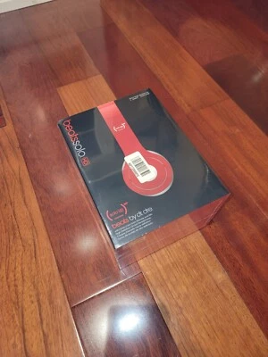 Beats Solo HD Red Special Edition On-Earphones Headphones Headband First Edition - Image 1 of 3