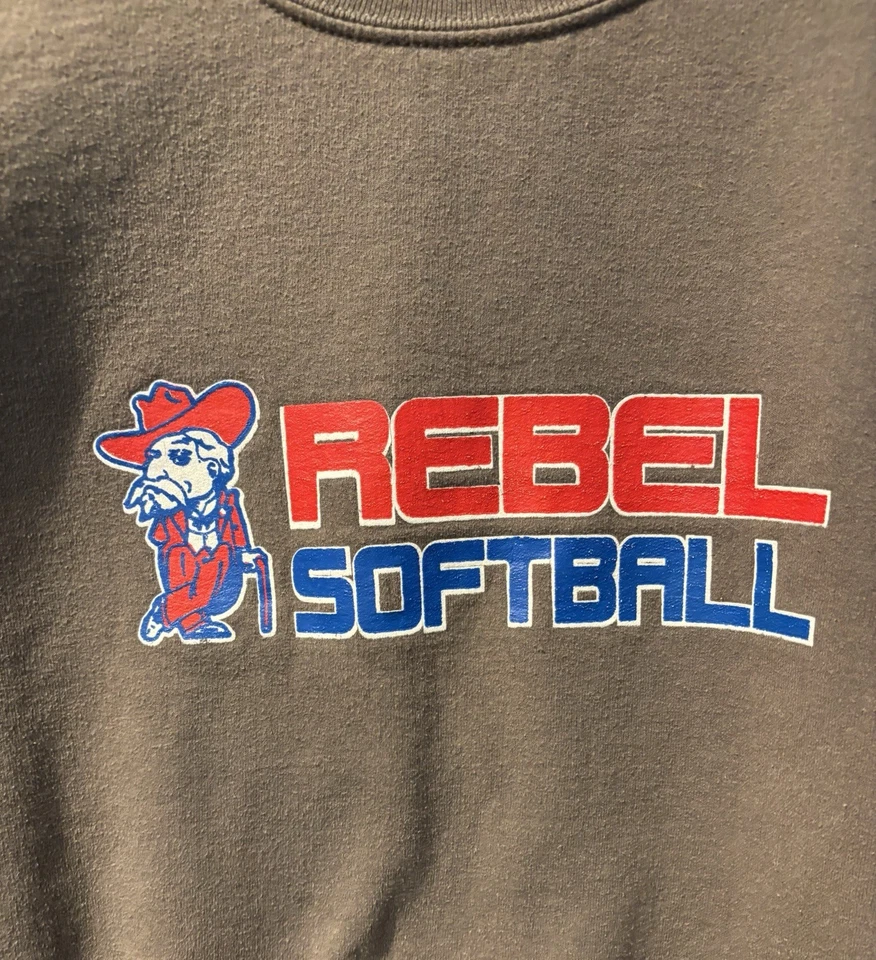 Sudadera De Colección Ole Miss Rebels Coronel Reb SOFTBOL 50/50 Gildan Pesada GRANDE Foto 1 de 4