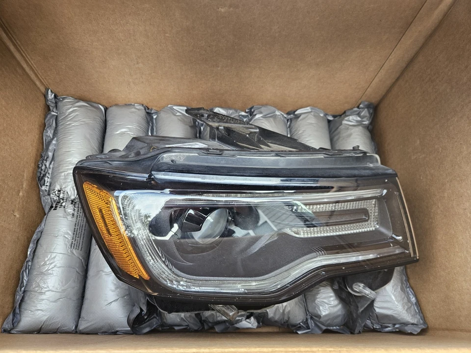 Jeep Grand Cherokee 2016-2021 faros de xenón HID negros pasajero derecho roto Foto 1 de 4