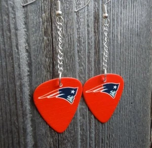 NFL New England Patriots Mascot Dangling Guitar Pick Earrings - Bild 1 von 4