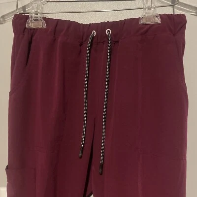 Pantalones Médicos Beyond para Mujer PS Petite Pequeños Borgoña Bolsillos de Carga Foto 1 de 4