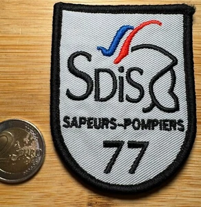 ECUSSON PATCH SAPEURS POMPIERS SDIS 77 FONDS GRIS (ÉCU 66) - Picture 1 of 3