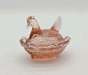 Vintage Boyd Kunst Glas Mini Henne auf einem Nest Salzkeller hellrosa #44 2-7-83 - Bild 1 von 7