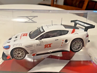SCX DIGITAL 14130 Aston Martin 2011 Special "Club Car" Maßstab 1:32 Slotcar Neu - Bild 1 von 4