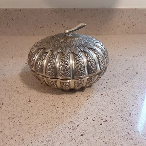 Caja de baratija vintage plateada con tapa de calabaza - Hecha en Japón ~ 4,5" de alto - Imagen 1 de 9