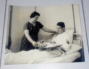 Fotografia FELICE GIMONDI ospedale madre  24x30 Paparazzi Foto Olympia 1965 - Picture 1 of 1