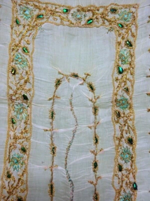 Panel textil indio organza seda bordado ala escarabajo con metal antiguo Foto 1 de 4