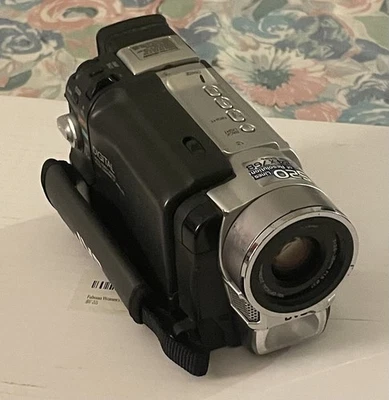 JVC GR-DVL720U MiniDV Video Camcorder 700x Digital Zoom - Image 1 of 4