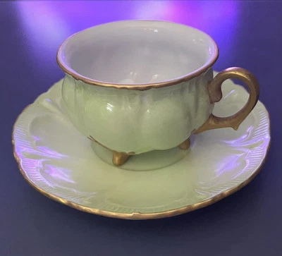 Xícara e pires vintage verde perfeito com acabamento dourado - Imagem 1 de 4