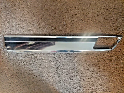 1971 Chevrolet Kingswood SW NOS LH quarto painel moldura traseira inferior GM # 8704496 - Imagem 1 de 3