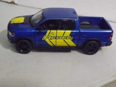 Kinsmart 蓝色和黄色 2019 道奇 Ram 1500 皮卡车 "Rebel" 1/46 比例 — 第 1/4 张图片