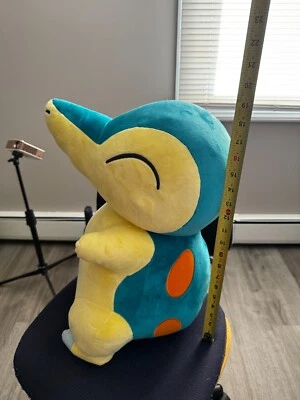 Oficial Pokemon Center 19 3/4 Pulgadas CYNDAQUIL Entrenador Tamaño Poke Peluche Charmander Foto 1 de 3