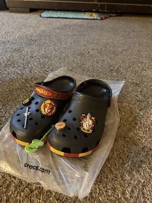 Harry Potter Gryffindor Crocs NUEVO NUNCA USADO Talla M8/W10 Foto 1 de 4