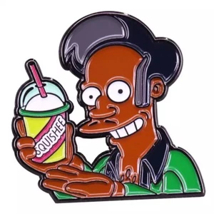 Distintivo cappello babbotto smalto The Simpson Apu Squishee NUOVO - Foto 1 di 3
