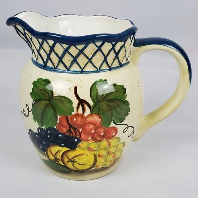 Jarra de cerámica certificada International Raymond Waites Hill Life patrón de fruta  Foto 1 de 4