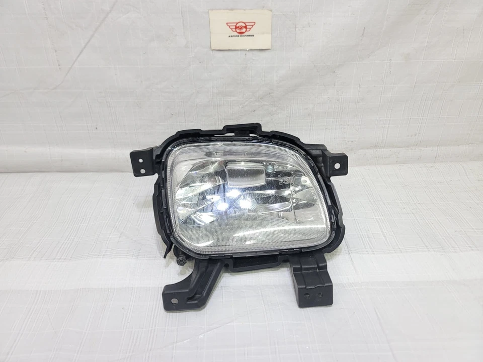 2014-2017 Kia Rondo Fog Light Lamp Left Driver w/ Bracket OEM 92201A4000 - Image 1 of 4