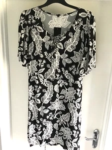 BNWT - WOMENS SUMMER DRESS - PLUS SIZE 18 - PEACOCKS -BLACK/WHITE FLORAL - Picture 1 of 6