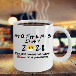 Tazza pandemia festa della mamma 2021 regalo festa della mamma AMICI parodia mamma regalo divertente - Foto 1 di 10