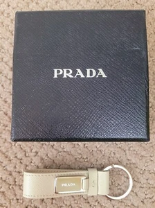 AUTÉNTICO LOGOTIPO DE PRADA LLAVERO CAJA NUEVO SIN ETIQUETAS - Imagen 1 de 10