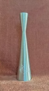 Selangor Knospenvase aus gebürstetem Zinn mit geätzten Palmen & Eselwagen - Bild 1 von 5