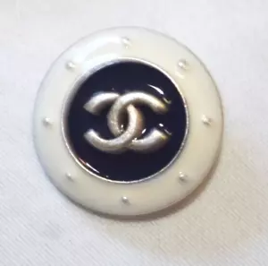 CHANEL 100% Authentic Black/White Kit of Buttons CC Logo Top B4860 - Picture 1 of 5