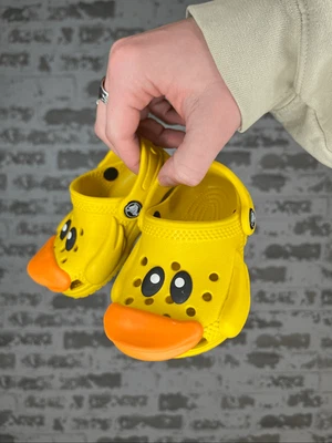 Crocs | tamancos infantis de borracha amarela de pato - Imagem 1 de 4