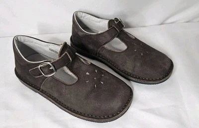 Strasburg 女孩棕色皮革 T 型带玛丽珍鞋扣花卉镂空尺寸 1 — 第 1/4 张图片